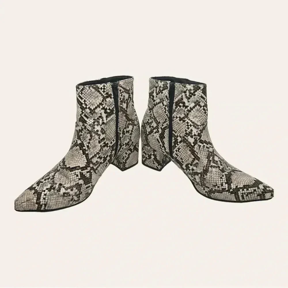 4487. QUPID ANKLE BOOTIES FAUX SNAKE SKIN‎ SIZE 7.5